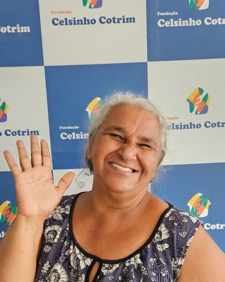 Paciente sorrindo depois de receber a prótese