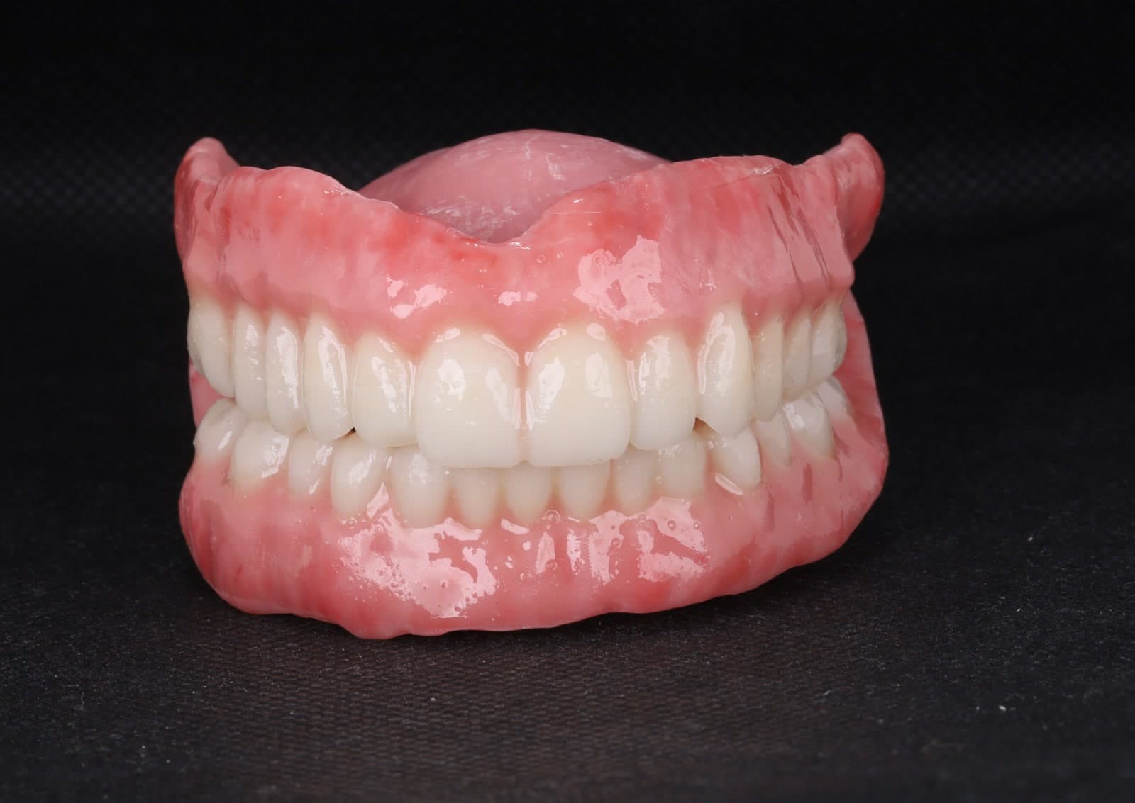Prótese total finalizada, com dentes em resina biocompatível